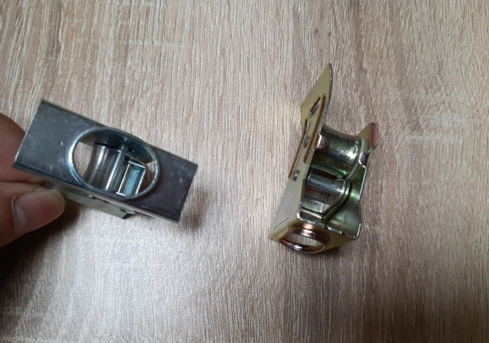 Gắn chốt giữ dây kéo rèm sáo gỗ.png
